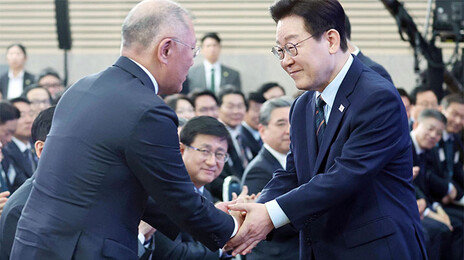 새만금 투자 정의선 손잡은 李 “정주영 회장님 자랑스러워할 것”