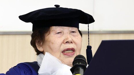“연필 놓지 않을 것” 학사모 쓴 85세 할머니