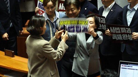 국회서 폭력 행위?…조국당 동영상 촬영에 국힘, 피켓으로 내리쳐