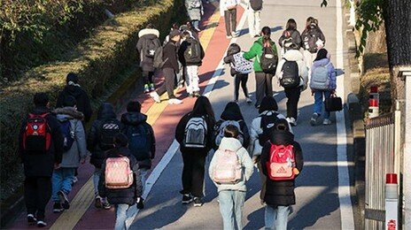 편의점-문방구서 ‘내 카드’ 긁는 초등생들…“금융거래 교육 필요”