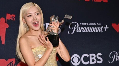 ‘아파트’ 로제, 英 브릿 어워즈 수상…케이팝 최초 ‘역사’