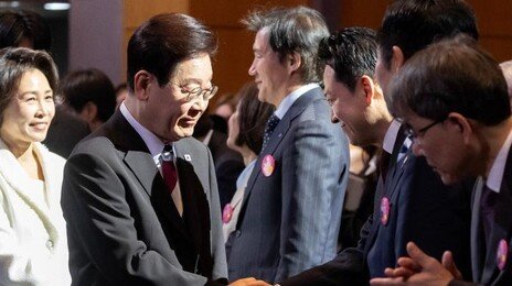 李-장동혁, 말 없이 악수만…張 “대통령 기념사 박수 칠 수 없었다”