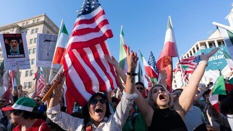 이란 공습 美 극과극 찬반시위…백악관 800m 거리서 대치
