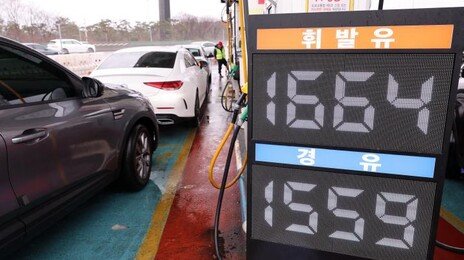 호르무즈 봉쇄에 원유, 금, 은 다 올랐다…비트코인은 하락