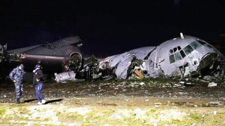 현금 수송기 추락해 22명 사망…돈 주우러 수백명 달려들어