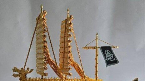 李대통령, 필리핀 대통령에 ‘공군 조종사 항공 점퍼-금거북선’ 선물