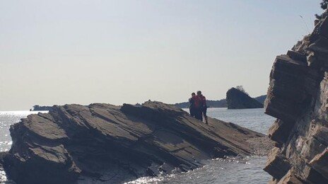 인천 영흥도 해식동굴 구경하다 고립…해경, 여성 2명 구조