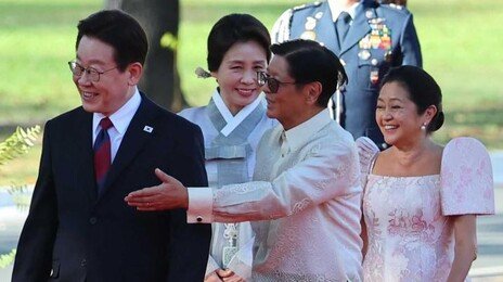 李 “77년간 쌓은 필리핀 파트너십 확대” 방산협력 ‘금거북선’ 선물