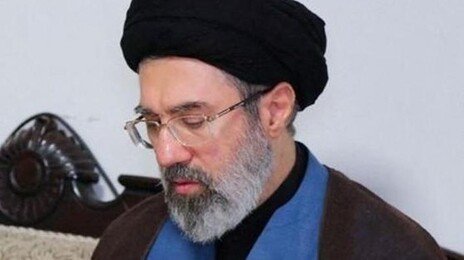 “이란 차기 최고지도자로 하메네이 아들 선출”