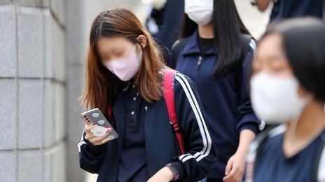 고등학생 34% “스마트폰이 공부에 방해”…75%는 옆에 둬