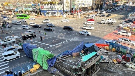 대구 도심 공사 현장서 천공기 쓰러져…3명 부상