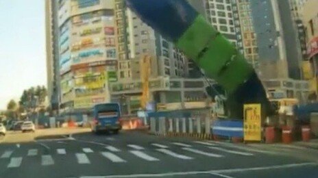 차량 앞서 쓰러진 천공기…1초차로 참사 피했다