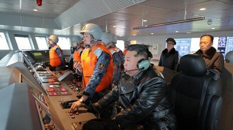 이 와중에…김정은, 구축함 순항미사일 발사 참관 “해군 핵무장화 만족”