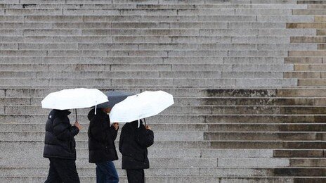 “퇴근길 우산 챙기세요” 오후부터 전국 눈비…내일까지 강원 최대 10cm 올듯