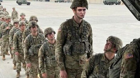 “트럼프 막내 배런 군대 보내라”…미군 사망에 분노의 민심