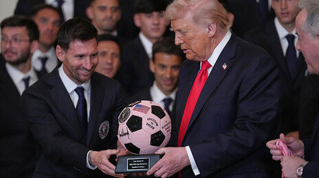 전쟁 중 백악관에 메시 초청한 트럼프 “호날두 대단해”