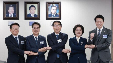트럼프도 힘들어 했던 ‘X자 악수’의 의미는?[