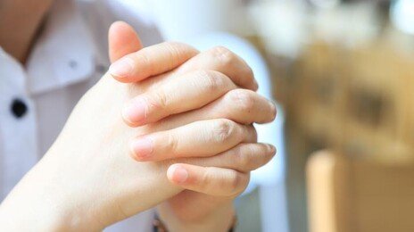 “그 손으로 애 만지냐”…학부모가 유치원 교사에 ‘투명 손톱강화제’ 지적
