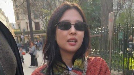 제니 “프라이버시 지켜달라”…파리서 극성팬 사인 거절 논란