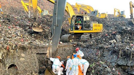 50m ‘쓰레기 산’ 폭우에 와르르…7명 파묻혀 참변, 인니의 비극