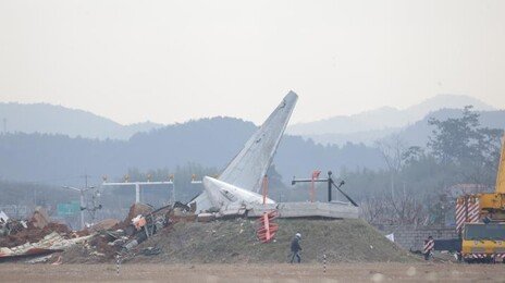 “국토부, 무안공항 콘크리트 둔덕 개선 요청 무시”