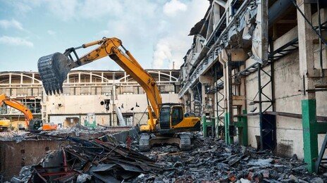 상가 철거 중 벽 무너져…50대 근로자 사망