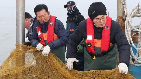 “정치적 짝꿍”…팔짱끼고 인천 새우잡이배 오른 정청래-박찬대
