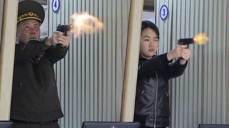 군수공장 찾은 김주애, 軍간부와 나란히 신형권총 사격