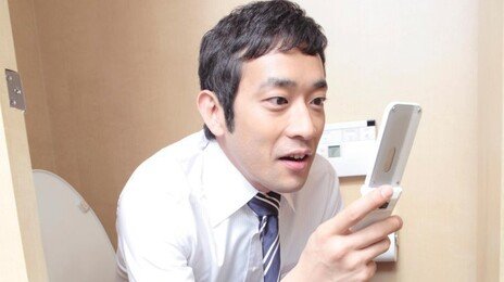 화장실서 스마트폰 보는 습관, 치질 위험 46% 높인다