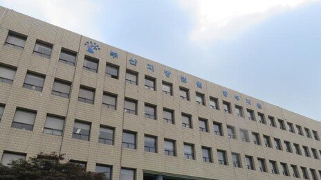 탈북민 동생 살해 혐의 누나, 첫 공판서 “남편 범행” 주장