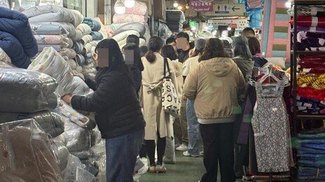 “이런 품질 없어”…K-이불 쓸어 담는 외국 관광객들 [요즘소비]