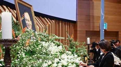 김혜경 여사 눈시울이…고 이해찬 전 총리 49재 참석