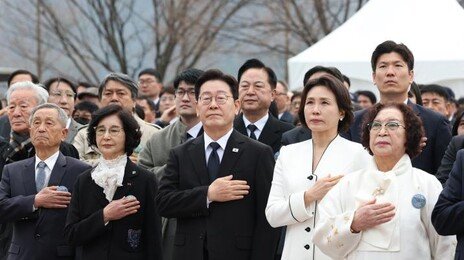 李 “총칼 맞섰던 마산 시민처럼 맨몸으로 계엄군 저지”
