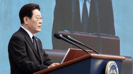 李, 3·15 유족에 정부 첫 공식 사과…허리 숙이자 객석선 박수