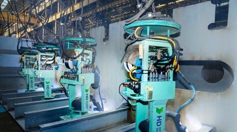 결함 10분의 1로, 효율은 20%↑…HD현대삼호에 AI 용접 ‘로봇 반장’ 떴다