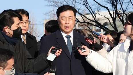‘홍장원 메모’ 옮겨쓴 국정원 직원 “尹 변호인단 회유 연락”