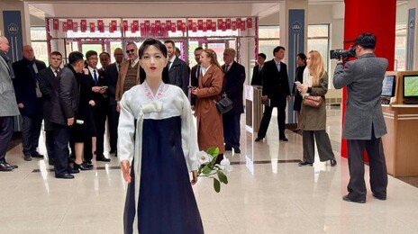 北 투표소 내 배치된 여성 로봇…“한복 입고 투표 안내”