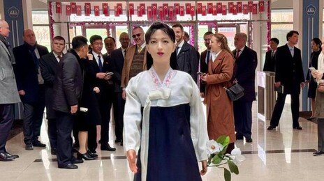 北 투표소 내 배치된 여성 로봇…“한복 입고 투표 안내”