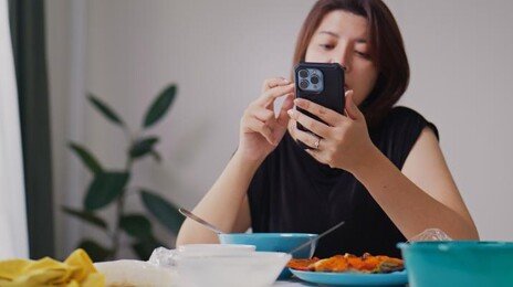 “다이어트 중 먹방 본다?”…오히려 덜 먹게 된다는 연구