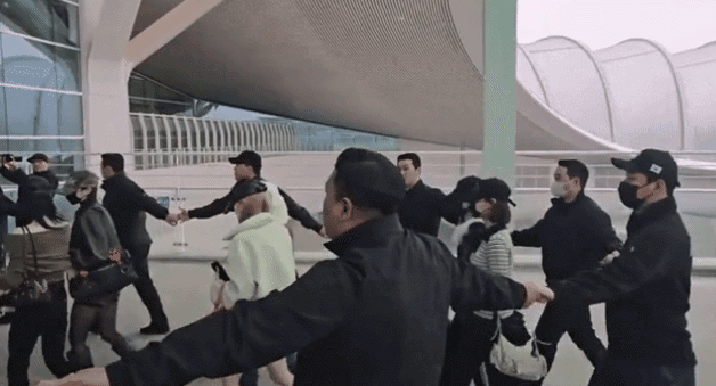 하투하 ‘강강술래 경호’ 눈총…“인천공항 입구 독차지”