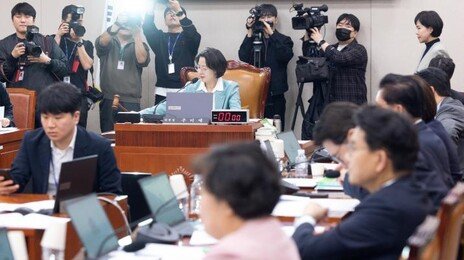 검사 권한 대폭 줄인 공소청-중수청법 법사위 통과…국힘 반발 속 퇴장