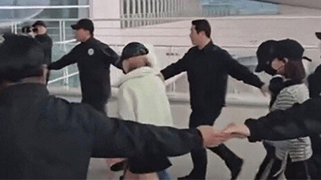 하투하 ‘강강술래 경호’ 눈총…“인천공항 입구 독차지”
