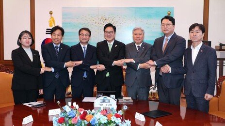 국힘 뺀 여야 6개 정당-국회의장 ‘5·18-부마항쟁 수록’ 개헌 합의