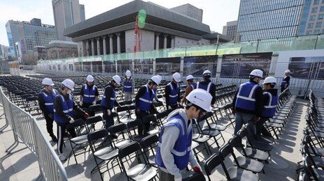 광화문은 이미 ‘아미 로드’…“BTS 보이는 모든 곳이 포토존”