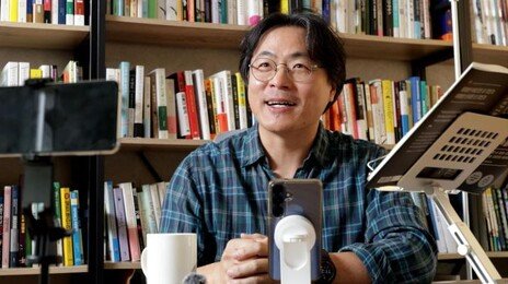 “책 리뷰-배당금으로 월 500만 원… 만족도 1000% ‘덕업’일치 은퇴생활”