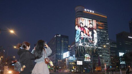 공연 전야 광화문은 ‘우정의 마당’…“글로벌 아미 서로 통해요”
