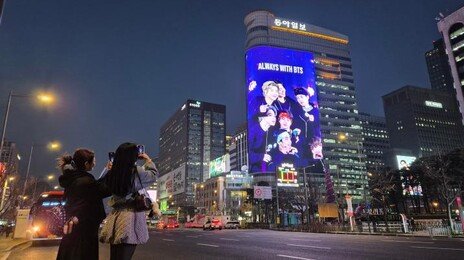 “밤새우려고 장비 챙겨왔어요” 보랏빛 광화문, 들뜬 공연 전야