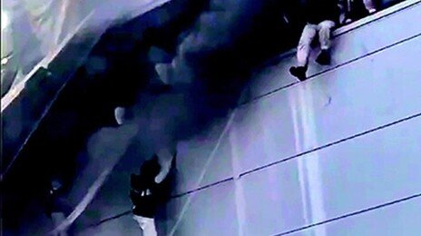 2층 창문 열고 필사의 탈출…“실종 14명, 휴게실 있었을 가능성”