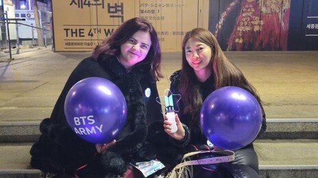 “처음 만났는데 친구 됐어요”…광화문 채운 아미들의 ‘전야제’