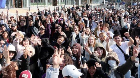 “결혼기념일 여행이 BTS였다”…티켓 없어도 한국 찾은 팬들